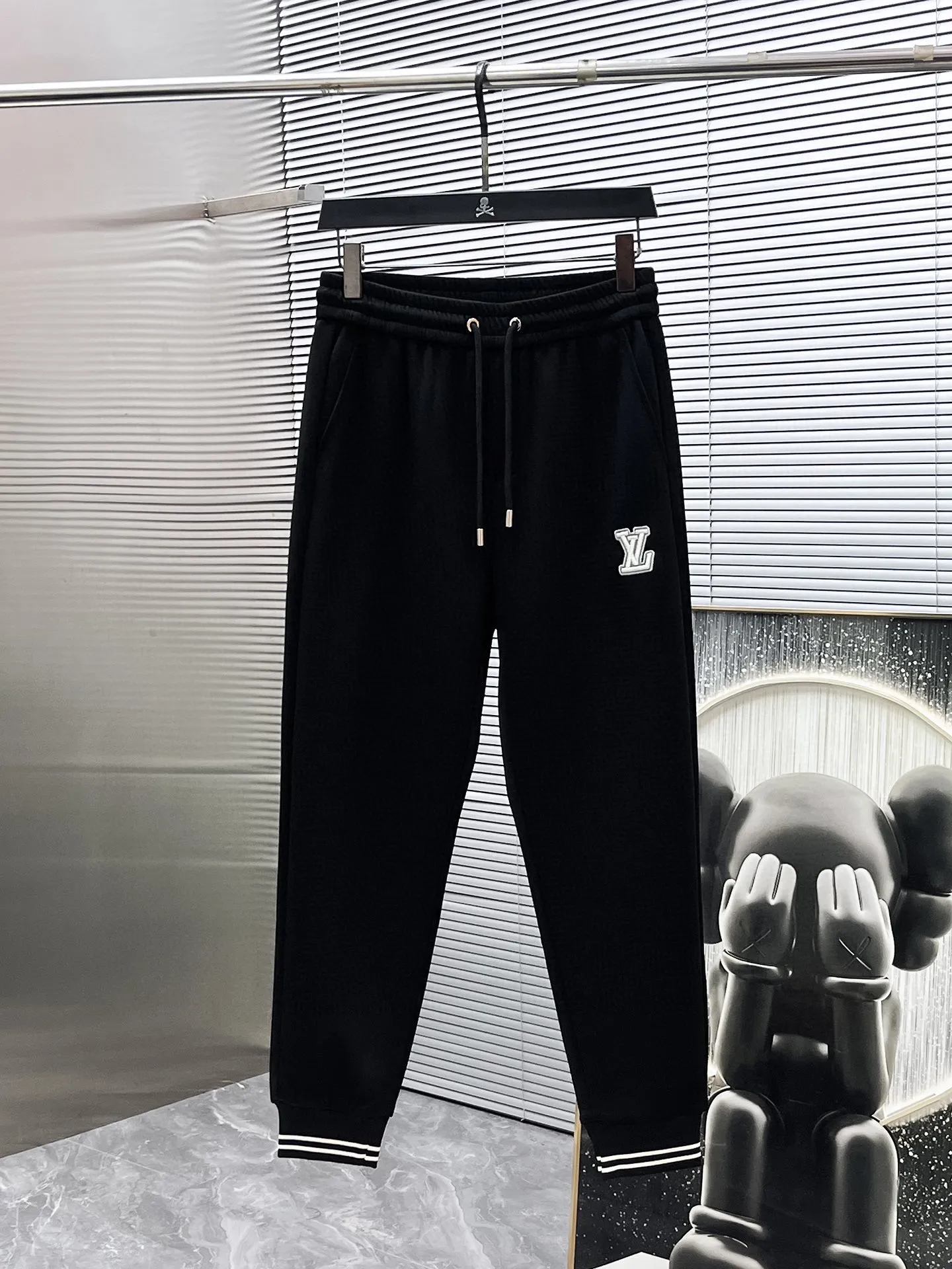 🅿️720 LV hot-selling suit is coming. Focus on the original version of the official website. 2025 new hot-selling cardigan suit. The original order is the best. 🇭🇰The meticulous work of top designers. It has a fitting and perfect upper body effect. All-natural high-quality Tencel Roman cotton 100%, close-fitting comfort, noble and elegant! Original hardware embodies elegance and nobility! Counter size: M-3XL (maximum wear up to 190 pounds)